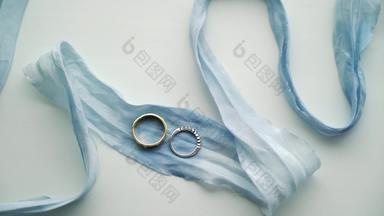 婚礼环蓝色的丝带